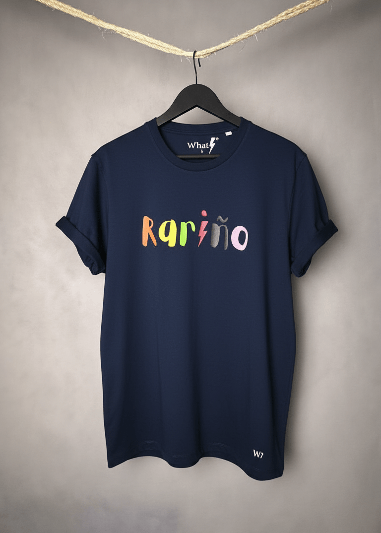 Camiseta azul marino unisex modelo WhatLite 150gsm con estampado multicolor “Rariño/a”.