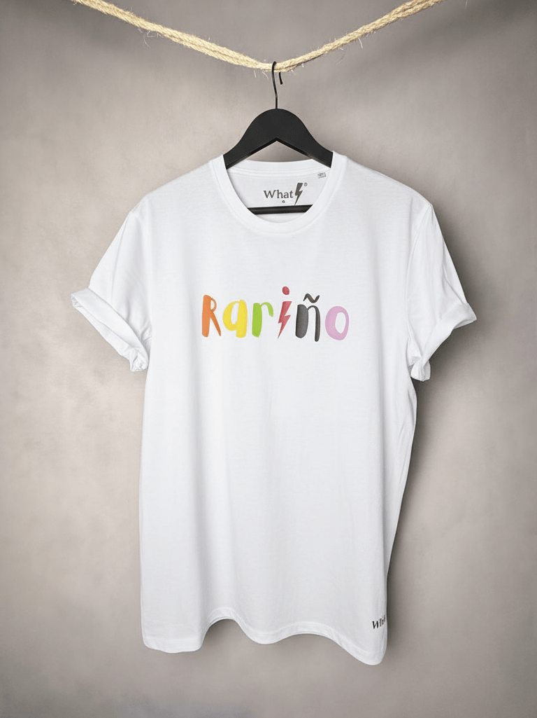 Camiseta blanca unisex modelo WhatLite 150gsm con estampado multicolor “Rariño/a”.