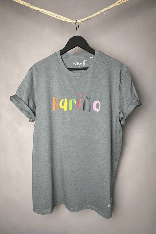 Camiseta gris unisex modelo WhatLite 150gsm con estampado multicolor “Rariño/a”.