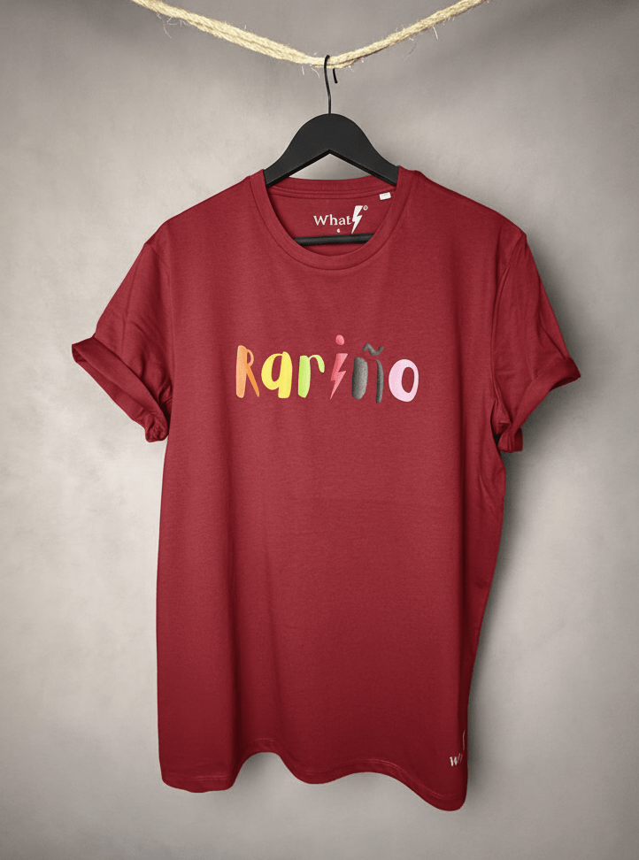 Camiseta roja modelo WhatLite 150gsm con estampado multicolor “Rariño”.