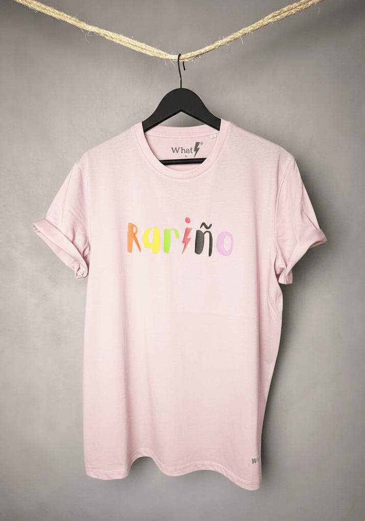 Camiseta rosa pastel unisex modelo WhatLite 150gsm con estampado multicolor “Rariño”.