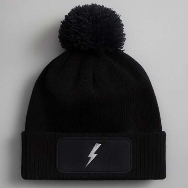 Gorro negro con pompón y rayo icónico de WhatStyle