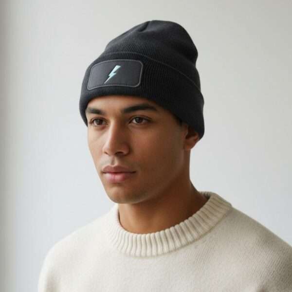 Hombre con gorro gris unisex Whatstyle en plano medio, fondo claro.