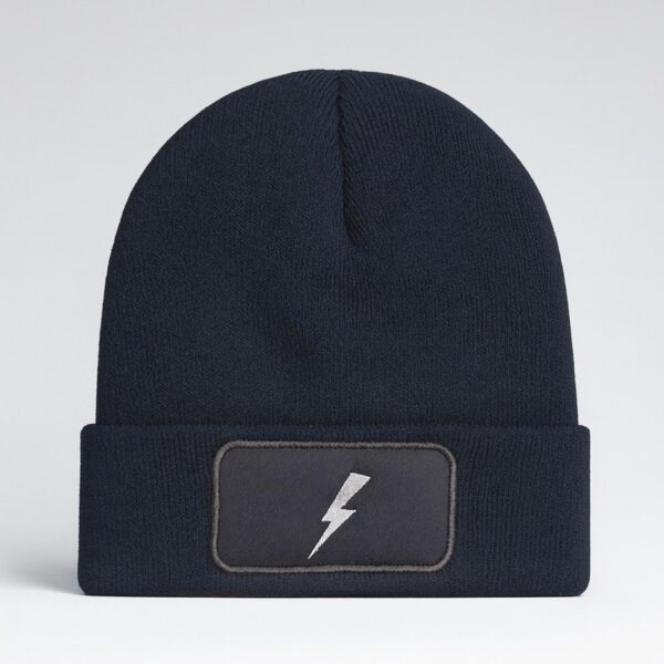 Gorro gris unisex Whatstyle con icónico rayo bordado, fotografía de producto sobre fondo blanco.