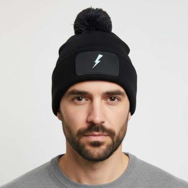Gorro negro con pompón y rayo icónico de WhatStyle
