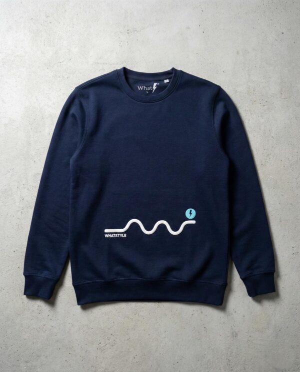 Sudadera unisex Frequency azul marino de algodón orgánico con diseño de onda blanca en vinilo 3D de alto relieve. Vista frontal sobre fondo limpio. Colección Metro Cero de WhatStyle.