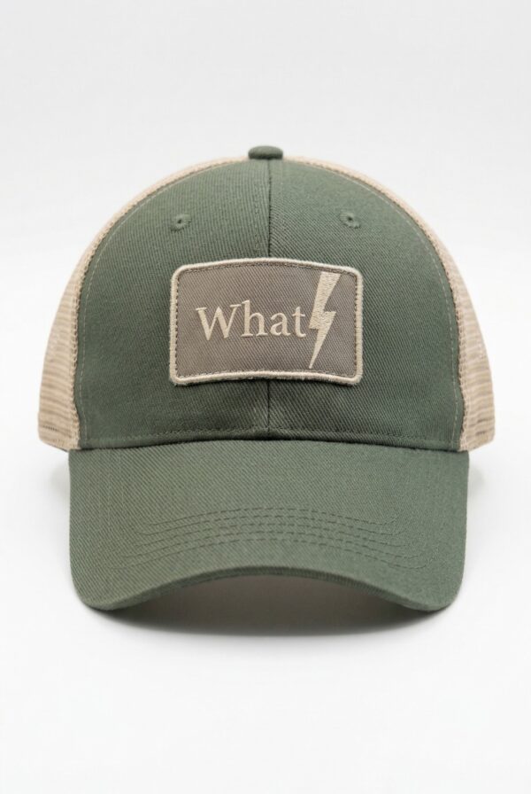 Gorra Luxury Trucker Metro Cero WhatStyle verde militar y beis con logo What en placa rígida.