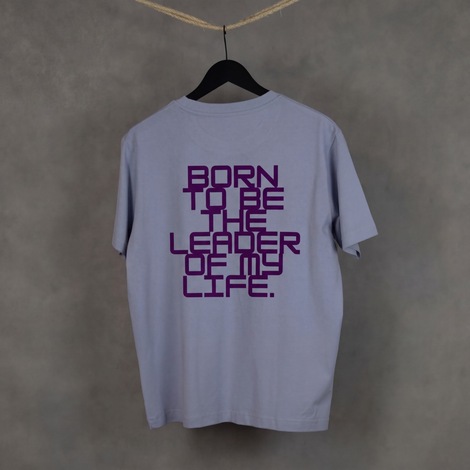 Vista trasera de la camiseta Leader de WhatStyle mostrando el corte y la caída del tejido de 180g.