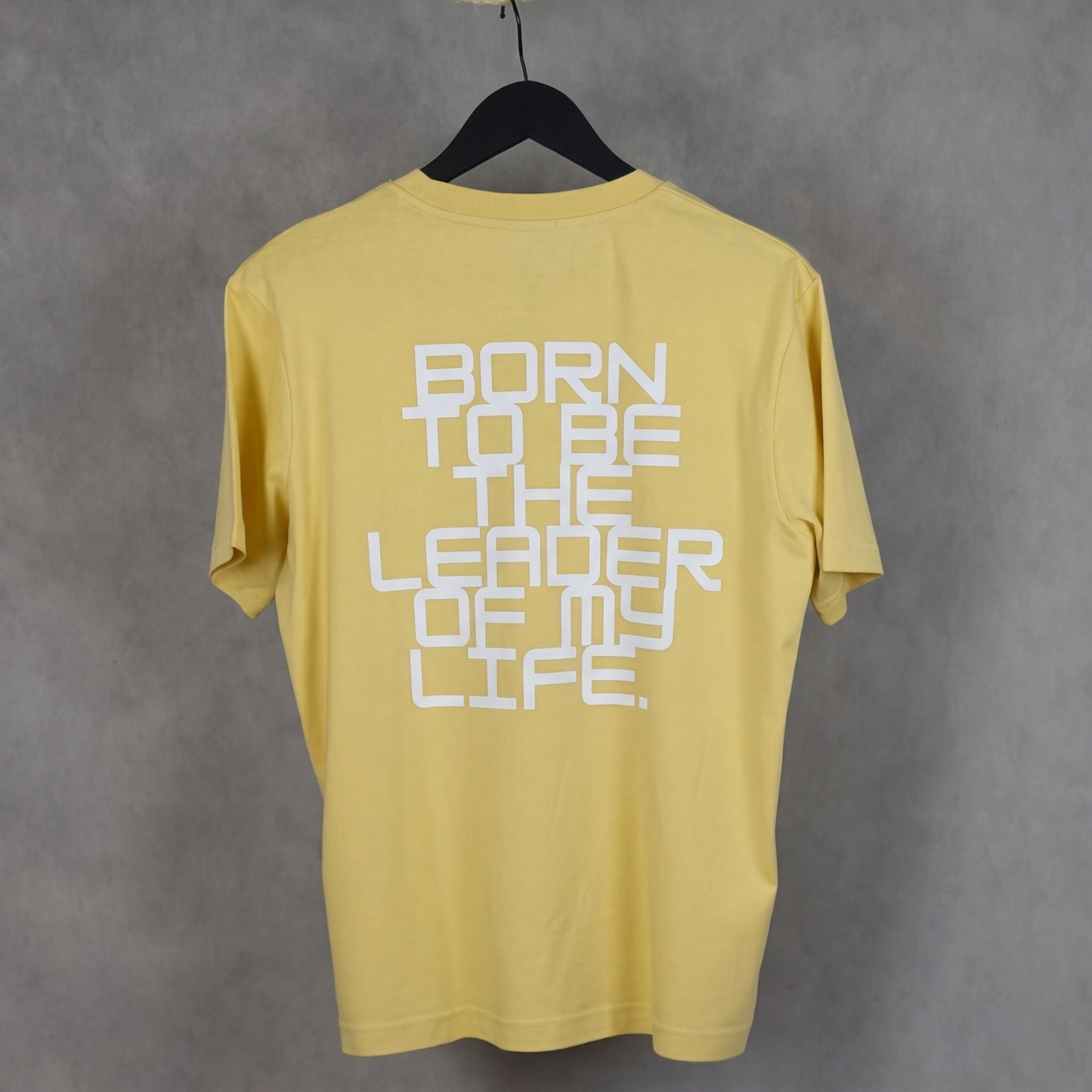 Vista trasera de la camiseta Leader de WhatStyle mostrando el corte y la caída del tejido de 180g.