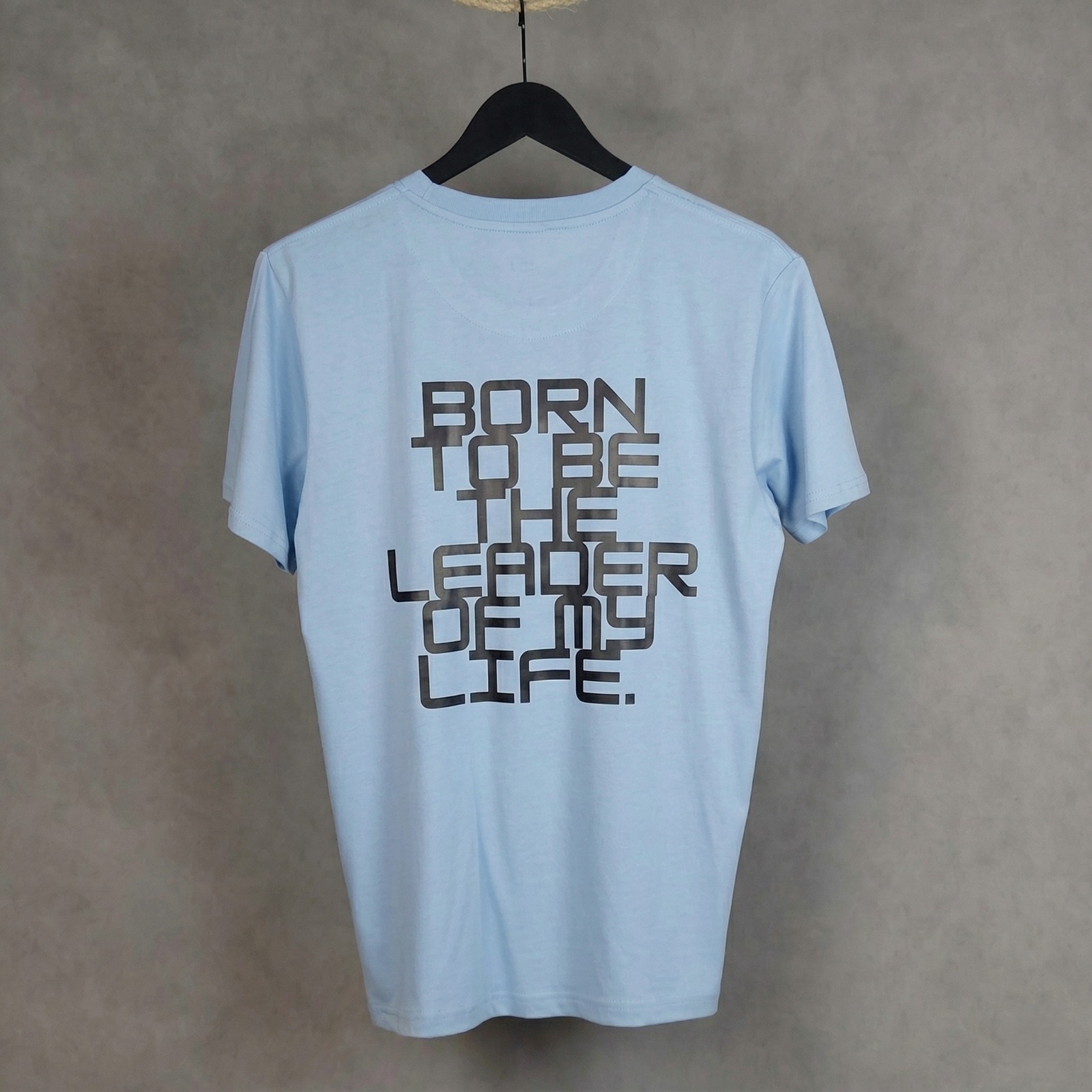 Vista trasera de la camiseta Leader de WhatStyle mostrando el corte y la caída del tejido de 180g.