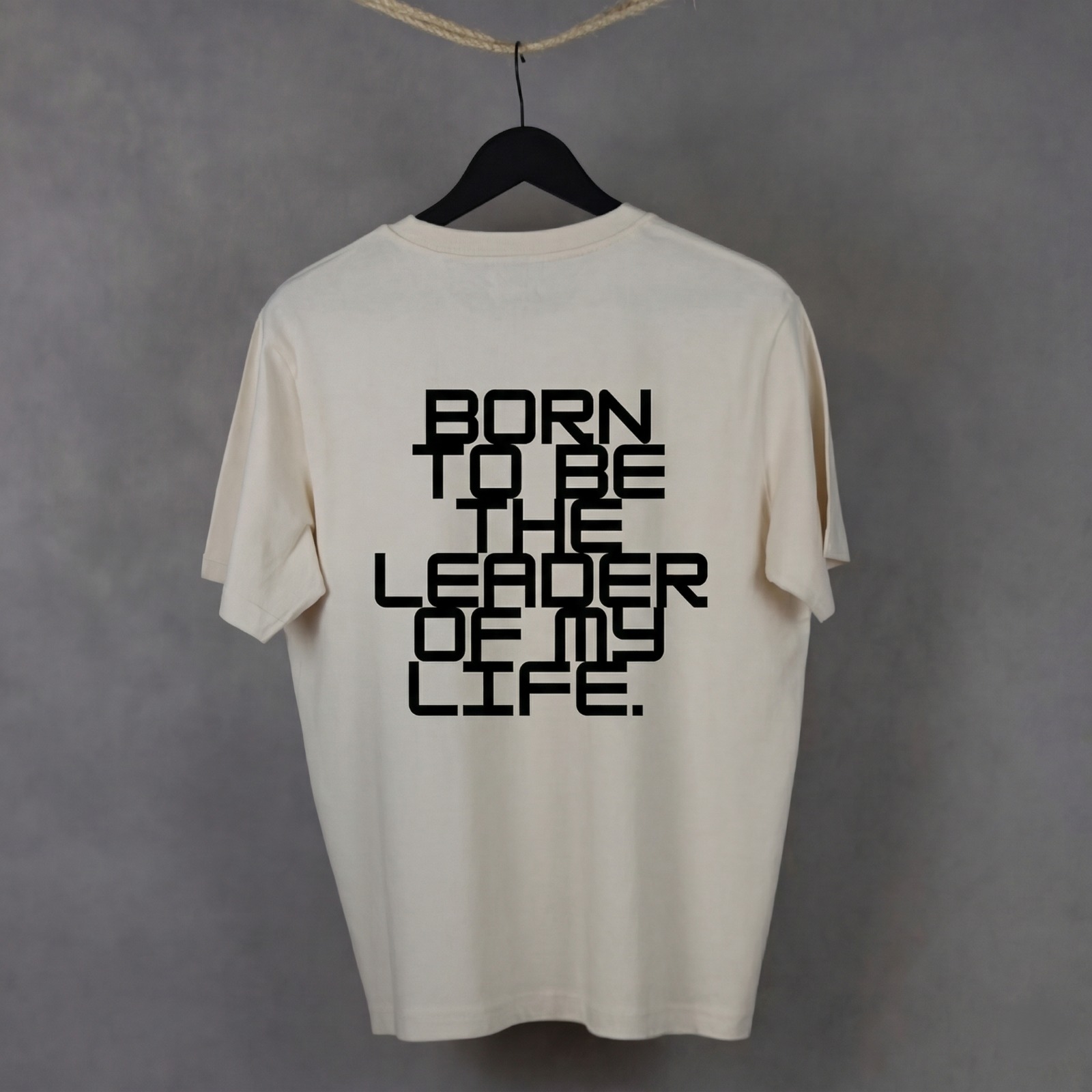 Vista trasera de la camiseta Leader de WhatStyle mostrando el corte y la caída del tejido de 180g.