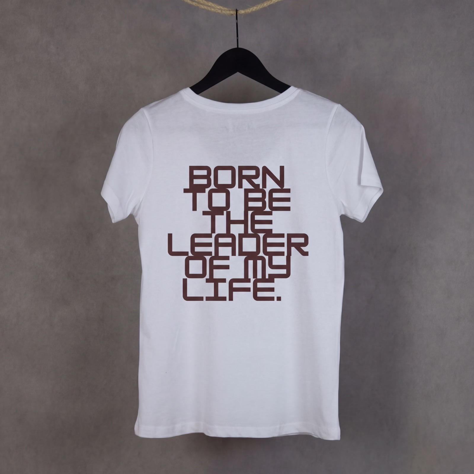 Vista trasera de la camiseta Leader de WhatStyle mostrando el corte y la caída del tejido de 180g.