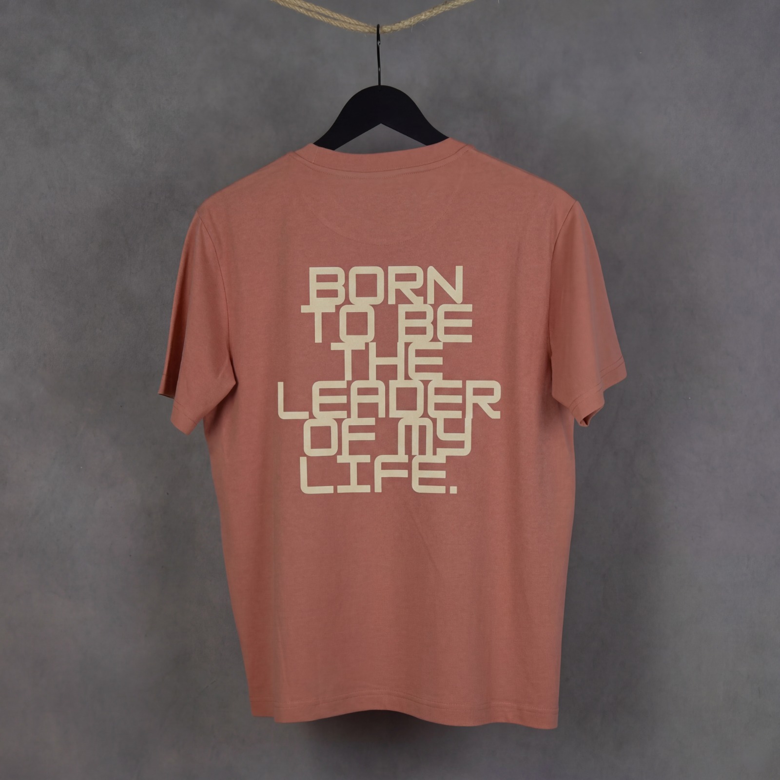 Vista trasera de la camiseta Leader de WhatStyle mostrando el corte y la caída del tejido de 180g.