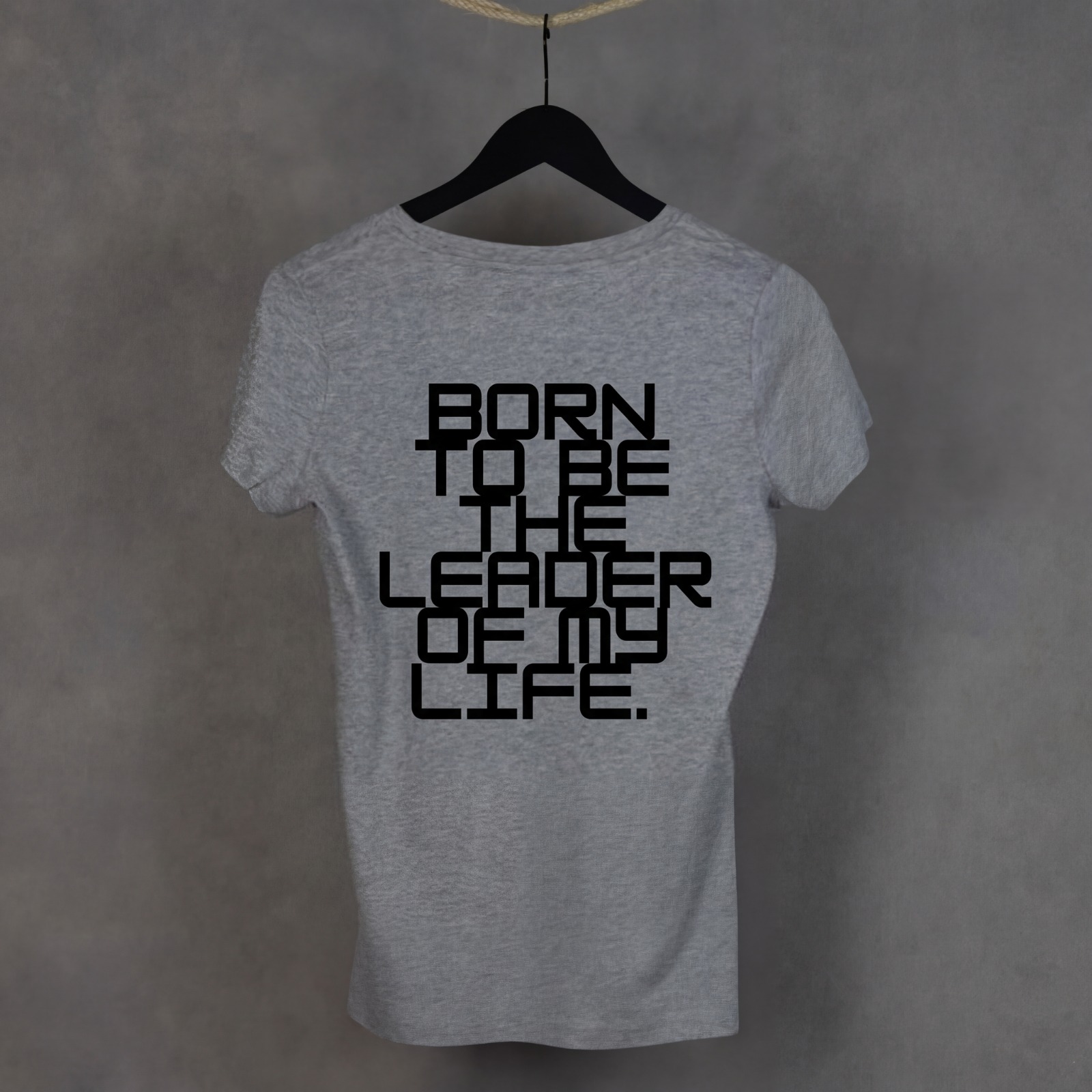 Vista trasera de la camiseta Leader de WhatStyle mostrando el corte y la caída del tejido de 180g.