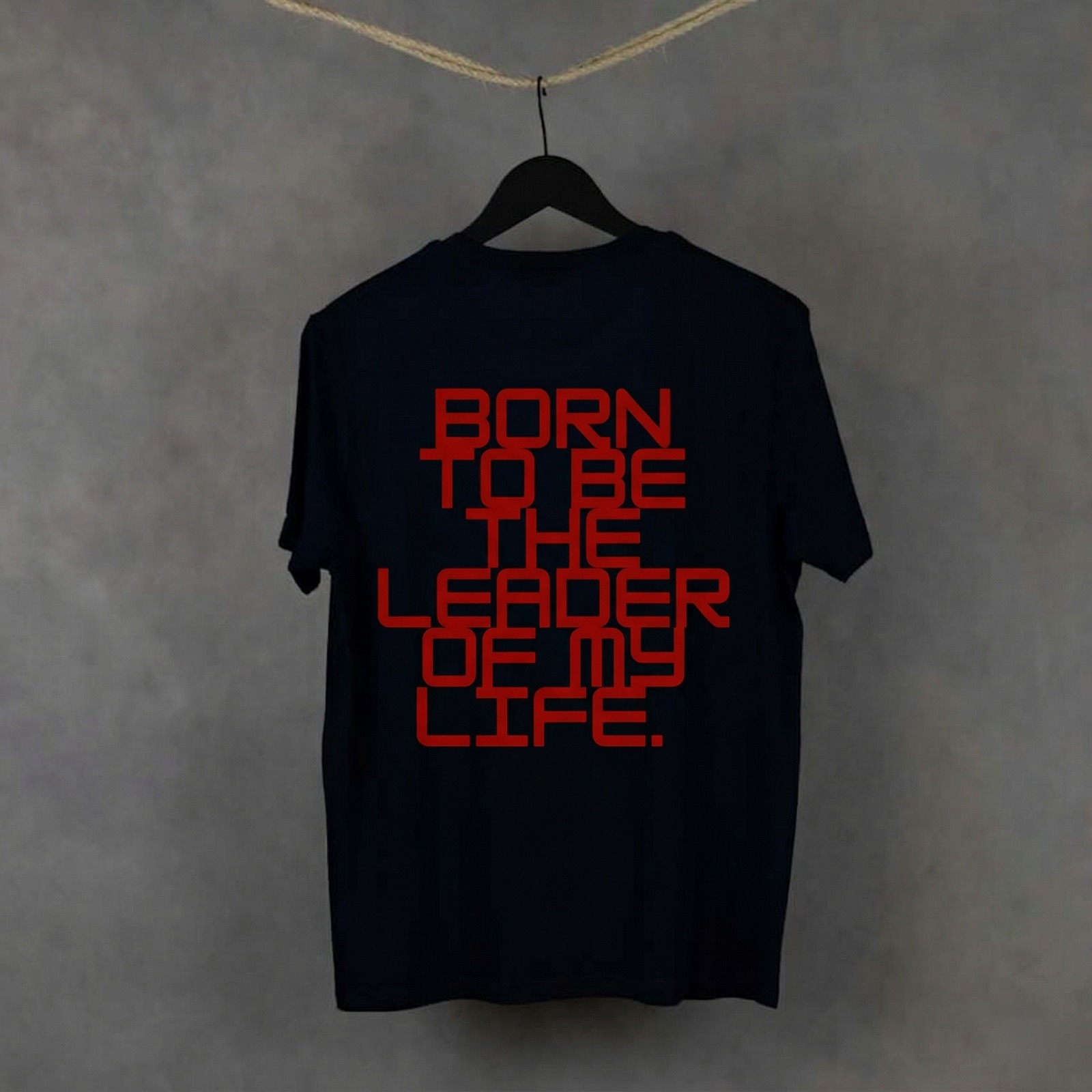 Vista trasera de la camiseta Leader de WhatStyle mostrando el corte y la caída del tejido de 180g.