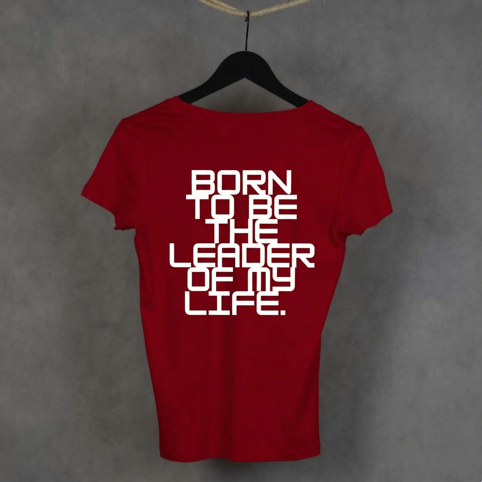 Vista trasera de la camiseta Leader de WhatStyle mostrando el corte y la caída del tejido de 180g.