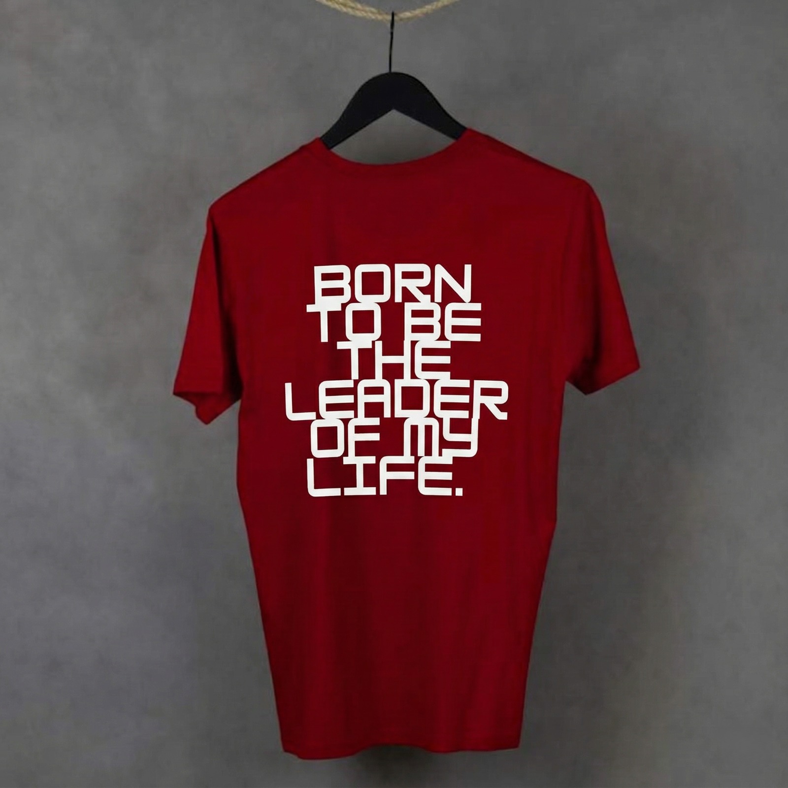 Vista trasera de la camiseta Leader de WhatStyle mostrando el corte y la caída del tejido de 180g.