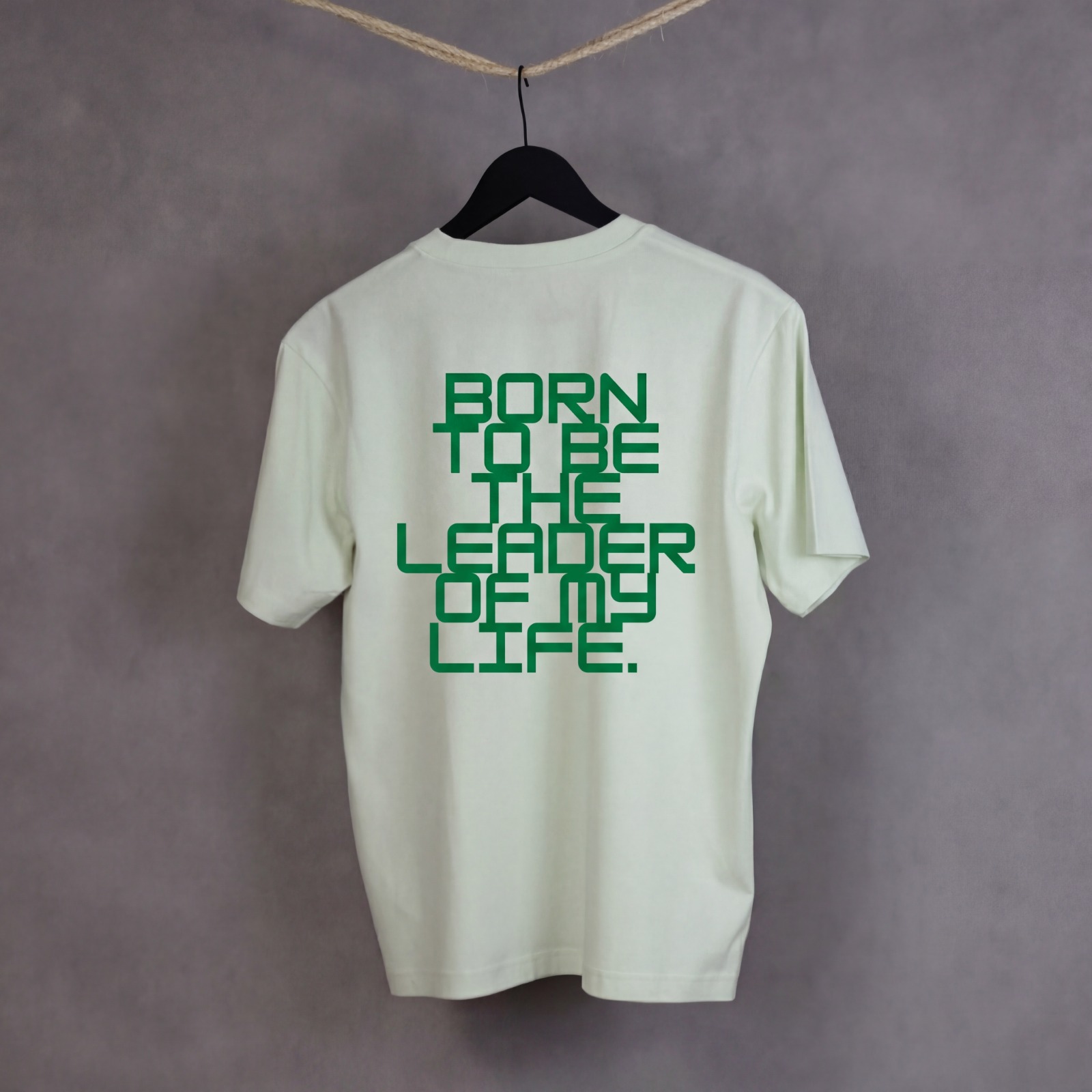 Vista trasera de la camiseta Leader de WhatStyle mostrando el corte y la caída del tejido de 180g.