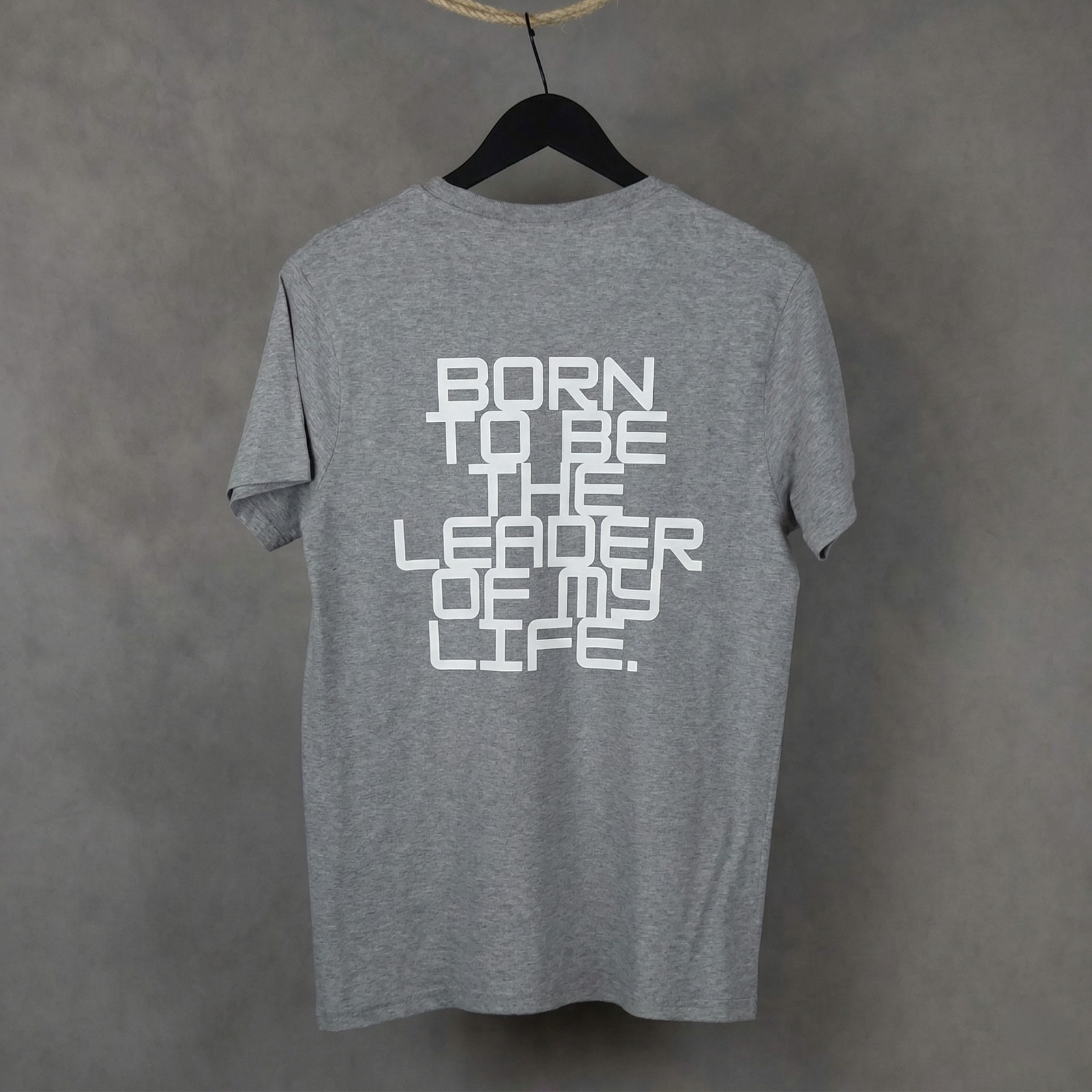 Vista trasera de la camiseta Leader de WhatStyle mostrando el corte y la caída del tejido de 180g.