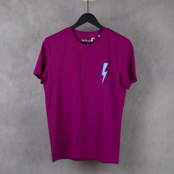 Detalle frontal de la camiseta Leader de WhatStyle en algodón orgánico con logotipo oficial y rayo.