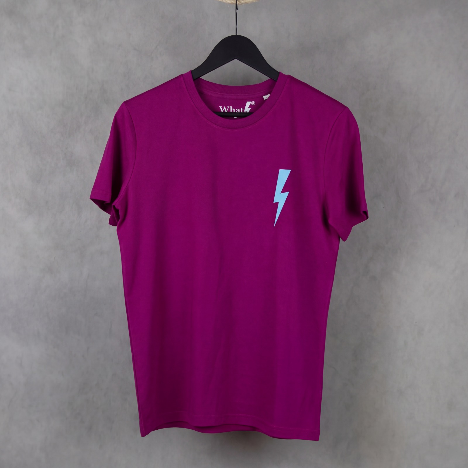 Detalle frontal de la camiseta Leader de WhatStyle en algodón orgánico con logotipo oficial y rayo.