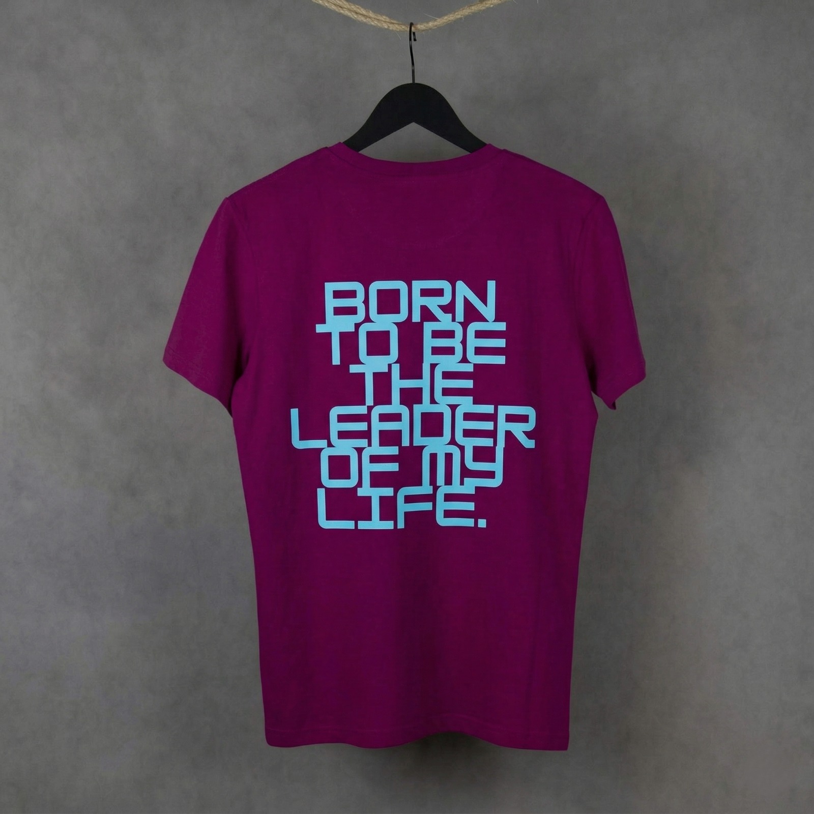 Vista trasera de la camiseta Leader de WhatStyle mostrando el corte y la caída del tejido de 180g.