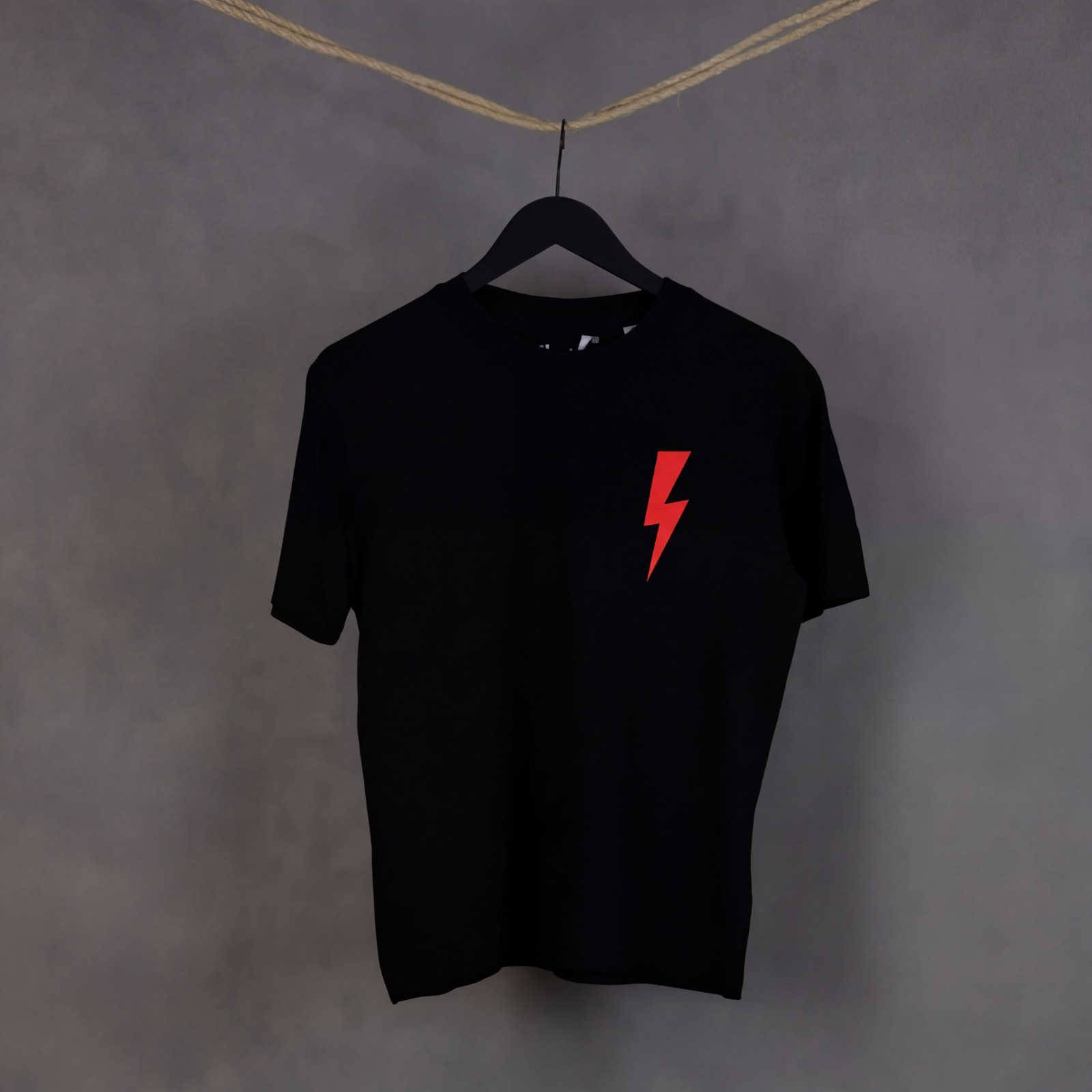 Detalle frontal de la camiseta Leader de WhatStyle en algodón orgánico con logotipo oficial y rayo.