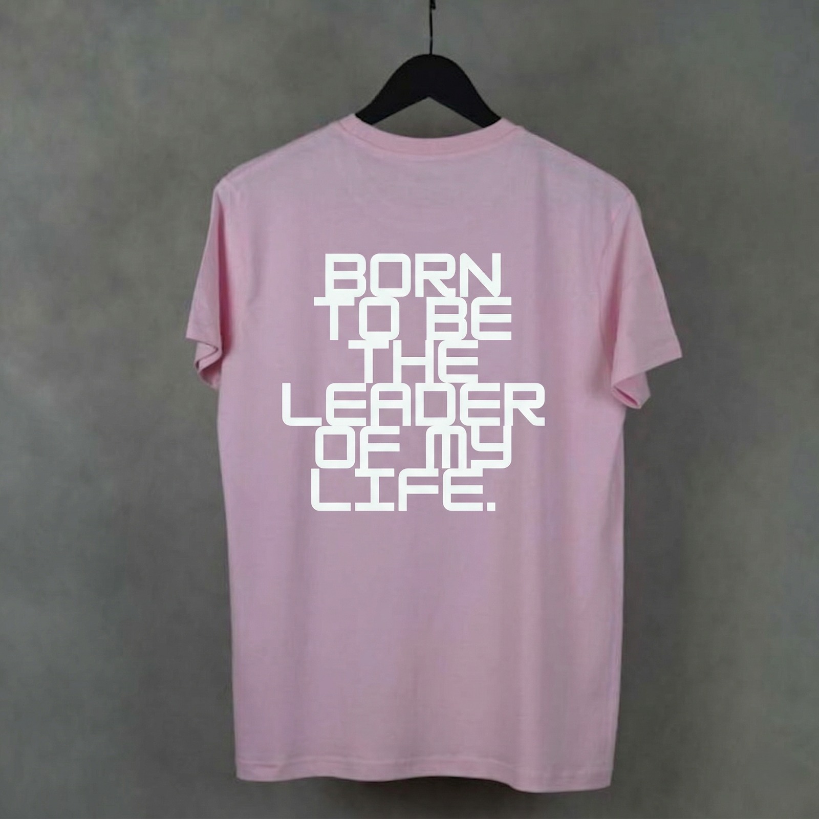 Vista trasera de la camiseta Leader de WhatStyle mostrando el corte y la caída del tejido de 180g.