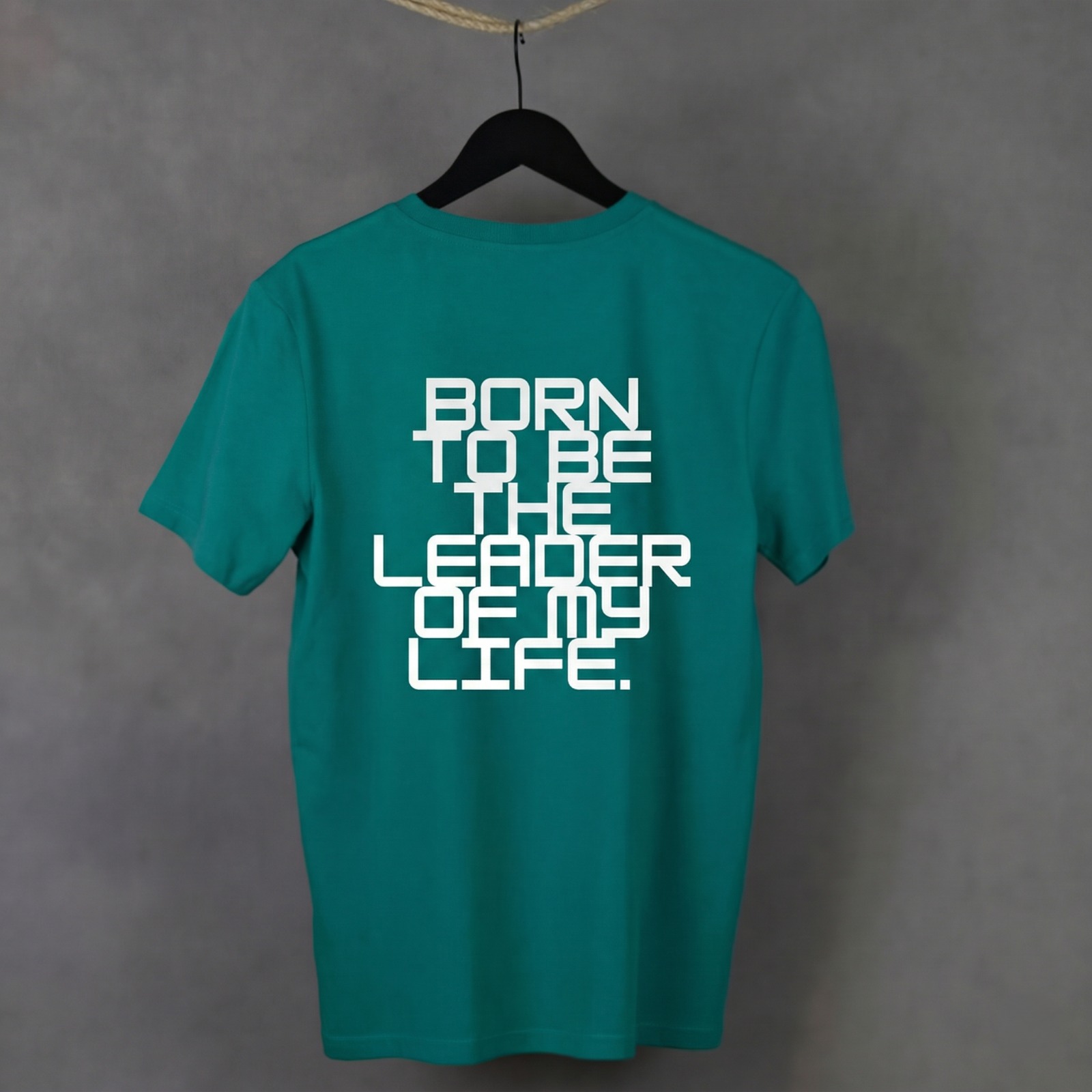 Vista trasera de la camiseta Leader de WhatStyle mostrando el corte y la caída del tejido de 180g.