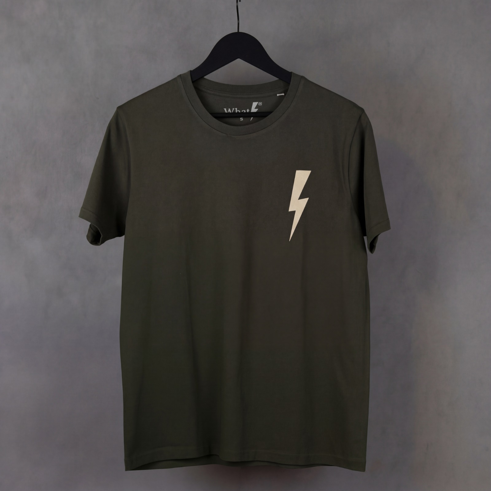 Detalle frontal de la camiseta Leader de WhatStyle en algodón orgánico con logotipo oficial y rayo.