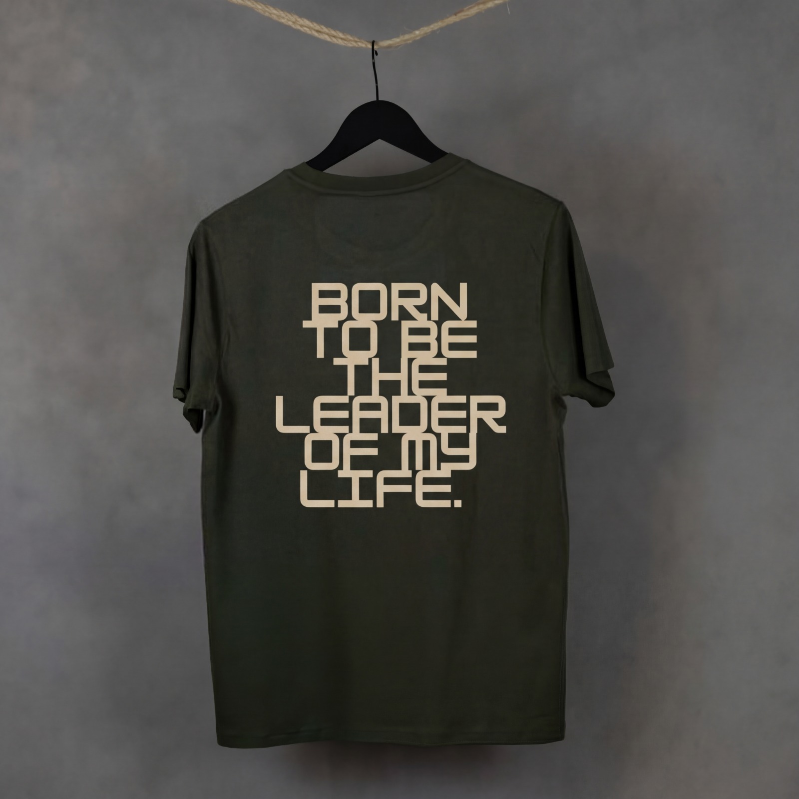 Vista trasera de la camiseta Leader de WhatStyle mostrando el corte y la caída del tejido de 180g.