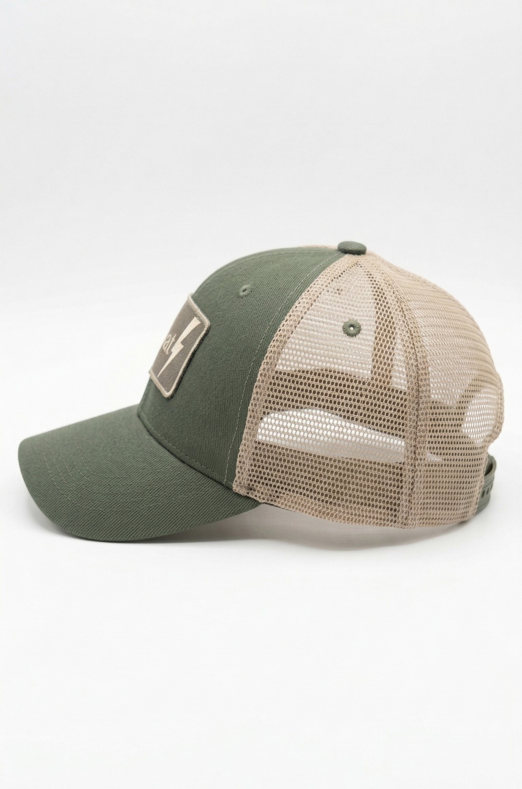 Perfil lateral de la gorra Metro Cero WhatStyle mostrando la silueta estructurada y visera curva.