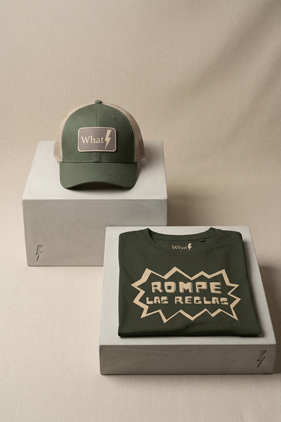 Sugerencia de combinación WhatStyle Metro Cero: Gorra Trucker Verde Militar y Beis junto a camiseta 'Rompe las Reglas'. Outfit de lujo silencioso con logo de placa rígida y gráfica técnica en contraste.