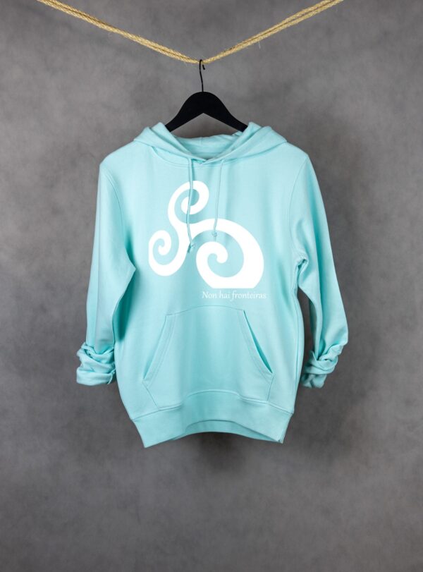 Sudadera trisquel unisex premium WhatStyle de algodón orgánico con logotipo oficial y rayo, diseño de autor gallego y estilo streetwear sostenible de alta durabilidad.