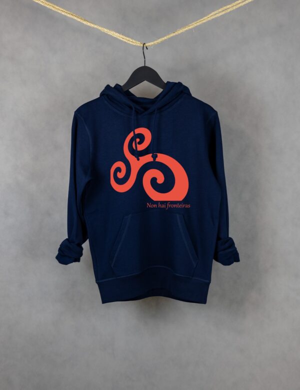 Sudadera premium WhatStyle de algodón orgánico con logotipo oficial y rayo, diseño de autor gallego y estilo streetwear sostenible de alta durabilidad.