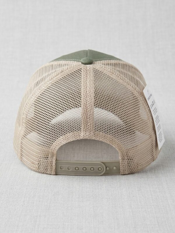Vista trasera de gorra Trucker WhatStyle con rejilla transpirable beis y cierre ajustable snapback.