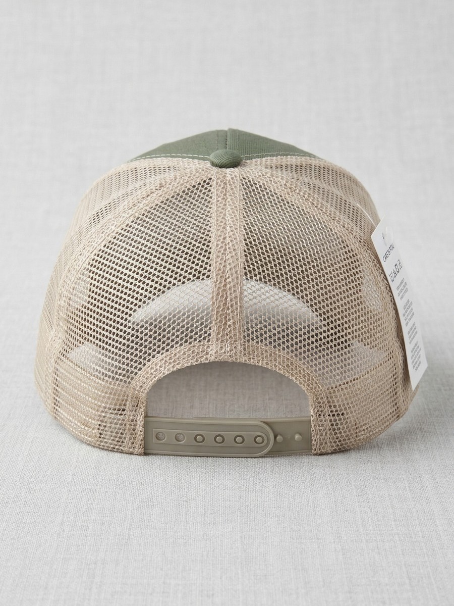 Vista trasera de gorra Trucker WhatStyle con rejilla transpirable beis y cierre ajustable snapback.