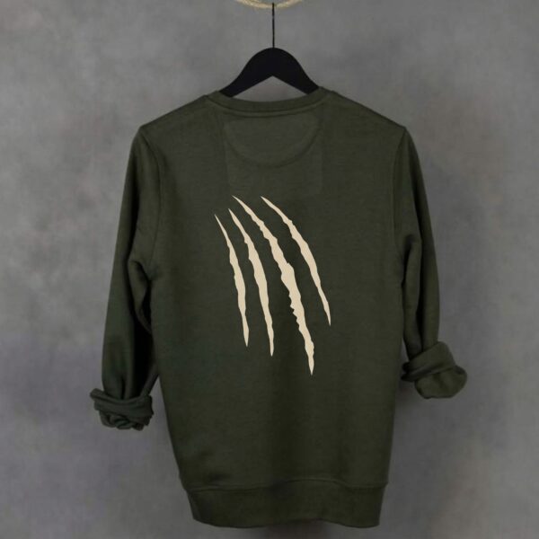 Vista posterior de Sudadera Garra Unisex WhatStyle mostrando el corte y la consistencia del tejido orgánico.